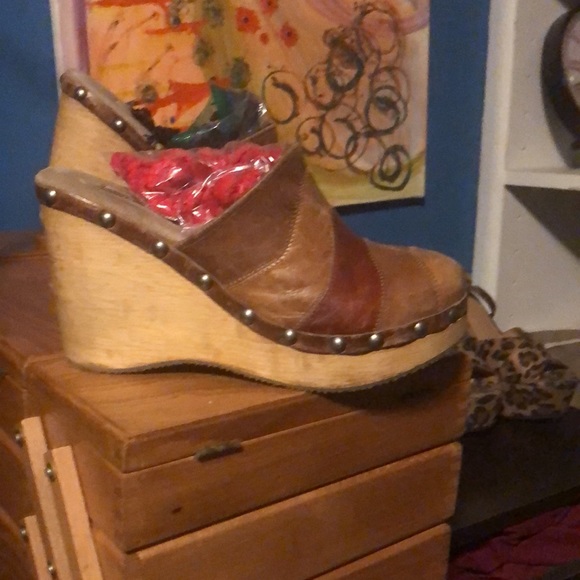 🌹🌹🌹SOLD🌹🌹Vintage 90’s Steve Madden Wood clogs - Picture 2 of 4